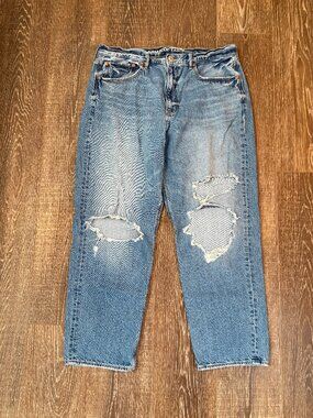 American Eagle Ripped 90s Boyfriend Jeans – Size 14